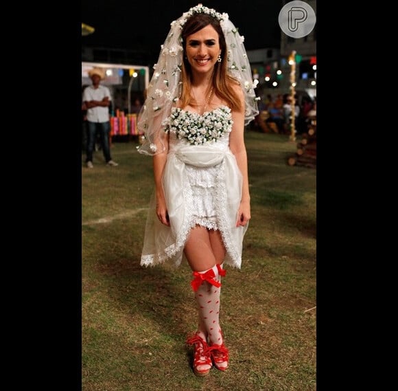 Tatá Werneck usou vestido de noiva curto no arraiá da novela 'I Love Paraisópolis', exibida em 2015. O destaque ficou para as meias e sapatos com detalhes vermelhos