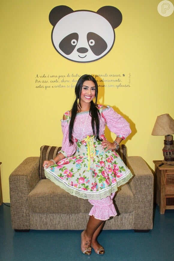 A ex-BBB Amanda Djehdian usou saia florida por cima de ceroula ao participar de uma festa junina beneficente