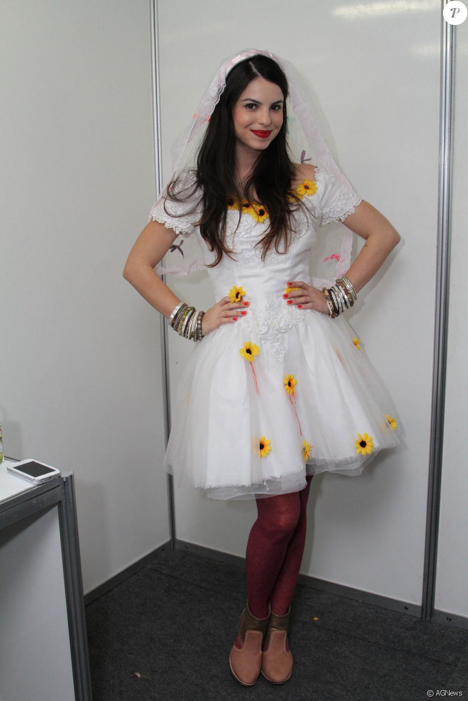 Sthefany Brito usou look branco com girassóis aplicados no vestido para ser  noiva de festa junina - Purepeople