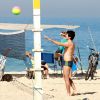 Eriberto Leão joga vôlei com o filho, João, em praia do Rio nesta quinta-feira, 16 de junho de 2016