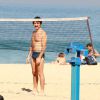 Eriberto Leão joga vôlei com o filho, João, em praia do Rio nesta quinta-feira, 16 de junho de 2016