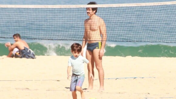 Eriberto Leão joga bola com o filho, João, em praia do Rio. Veja fotos!