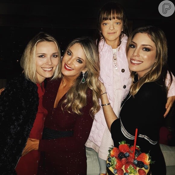 Ticiane Pinheiro posa com a filha, Rafaella Justus, e as filhas de Roberto Justus, Francieli e Fabiana Justus, em sua festa de aniversário de 40 anos