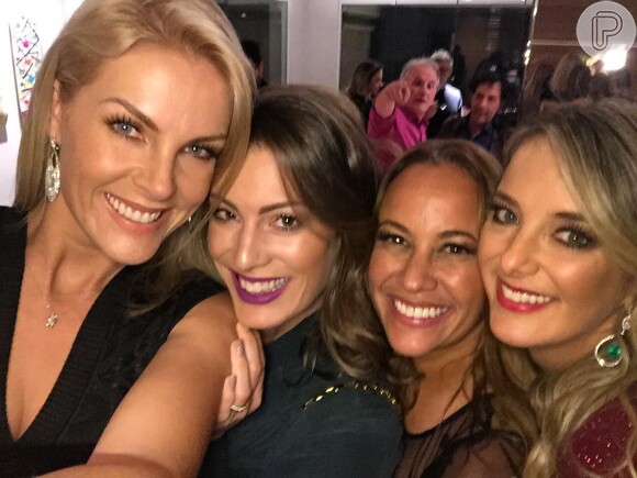Ticiane Pinheiro posa com Ana Hickmann, Elaine Mickely e Renata Alves em sua festa de aniversário de 40 anos, nesta quinta-feira, 16 de junho de 2016