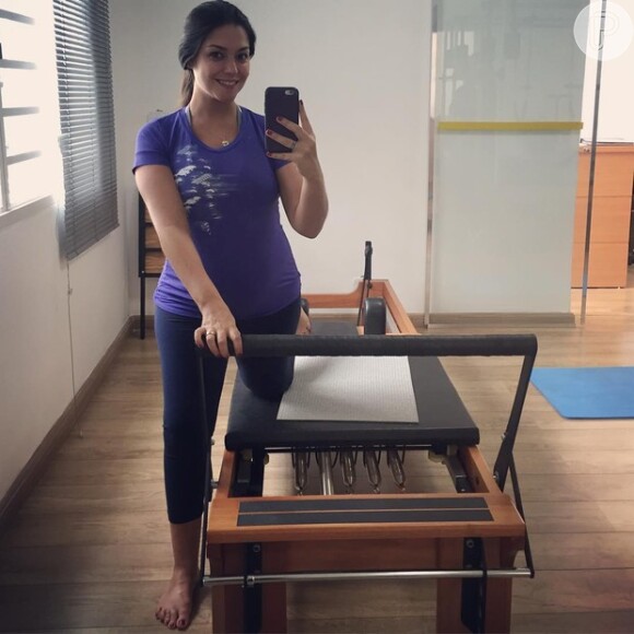 Thais Fersoza mostrou que está fazendo pilates para manter a boa forma durante sua primeira gravidez 
