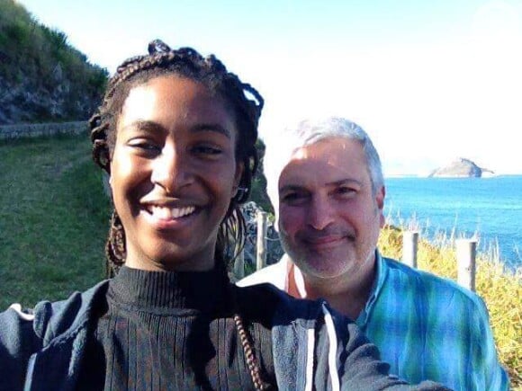Amy Camara posa com o produtor de elenco Luiz Antônio Rocha na zona oeste do Rio de Janeiro