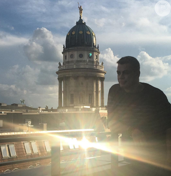 Fabio Assunção segue curtindo férias na Alemanha, onde comemorou o Dia das Namorados ao lado de Pally Siqueira