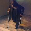Maya Gabeira está andando com o apoio de muletas após quebrar o tornozelo