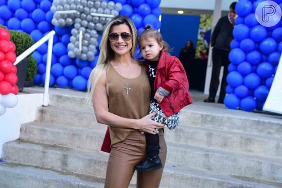 Mirella Santos foi acompanhada da filha, Valentina, ao aniversário de Luca