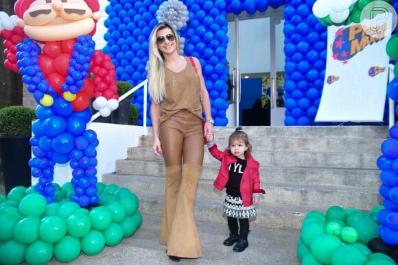 Mirella Santos foi acompanhada da filha, Valentina, ao aniversário de Luca, em São Paulo