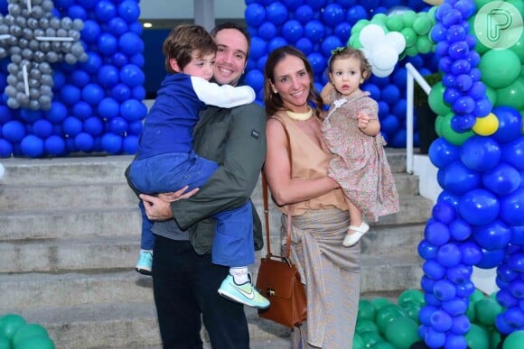 O comentarista esportivo Caio Ribeiro e a mulher, Renata Leite, levaram os filhos para o aniversário de Luca