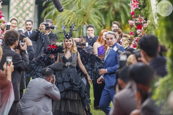 Aparício (Alexandre Borges) se espanta ao ver Fedora (Tatá Werneck) toda vestida de preto, na novela 'Haja Coração'