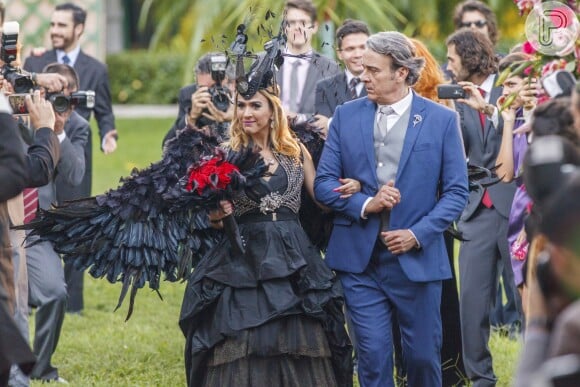 Aparício (Alexandre Borges) conduz Fedora (Tatá Werneck) até o altar para se casar com Leozinho (Gabriel Gody), na novela 'Haja Coração'