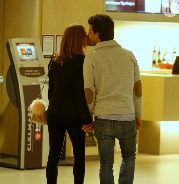 Marina Ruy Barbosa e Xandinho Negrão trocam beijos antes de ir ao cinema