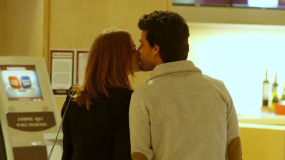 Marina Ruy Barbosa e Xandinho Negrão trocam beijos antes de ir ao cinema. Fotos!