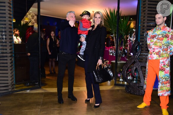Ana Hickmann com o filho e o marido na festa das filhas de Rodrigo Faro