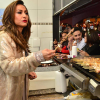 A apresentadora virou vendedora de espetinhos de churrasco na porta do show de Ivete Sangalo no Centro de Tradições Nordestinas, em São Paulo