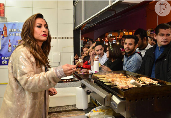 A apresentadora virou vendedora de espetinhos de churrasco na porta do show de Ivete Sangalo no Centro de Tradições Nordestinas, em São Paulo
