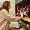 Sabrina Sato vende espetinho de churrasco na porta do show de Ivete Sangalo