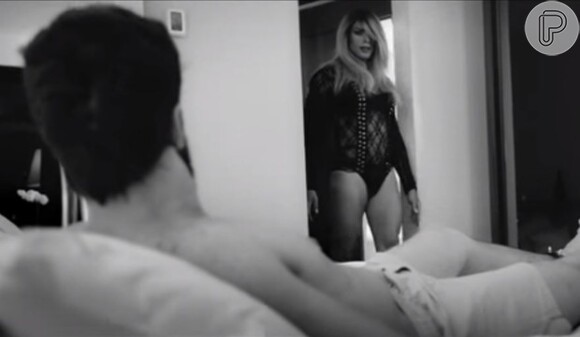 Cauã Reymond sensualiza como travesti em clipe 'Your Armies', da cantora Barbara Ohana, sobrinha da atriz Claudia Ohana
