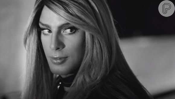 O vídeo chama a atenção para a violência contra transexuais e a homofobia através da história da travesti vivida pelo ator