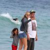 Maria Sofia, de 7 anos, com o pai Ronaldo e namorada, Celina Locks, no domingo (19)