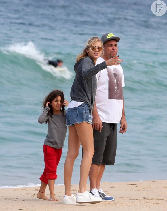 Maria Sofia, de 7 anos, com o pai Ronaldo e namorada, Celina Locks, no domingo (19)