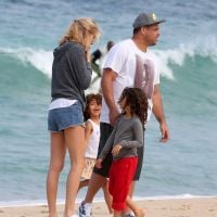 Ronaldo e a namorada, Celina Locks, se divertem com as filhas dele em praia
