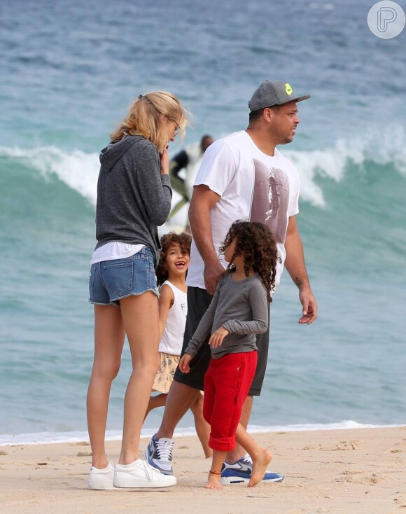 Ronaldo levou as filhas Maria Sofia, de 7 anos, e Maria Alice, 6, para brincar na praia ao lado da namorada, Celina Locks, na tarde de domingo, 19 de junho de 2016, no Leblon, Zona Sul do Rio de Janeiro
