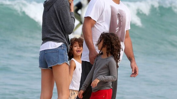 Ronaldo e a namorada, Celina Locks, se divertem com as filhas dele em praia