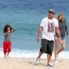 Farra na praia: Ronaldo levou as filhas Maria Sofia, de 7 anos, e Maria Alice, 6, para brincar na praia ao lado da namorada, Celina Locks, em 19 de junho de 2016