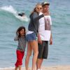 Farra na praia: Ronaldo levou as filhas Maria Sofia, de 7 anos, e Maria Alice, 6, para brincar na praia ao lado da namorada, Celina Locks, em 19 de junho de 2016
