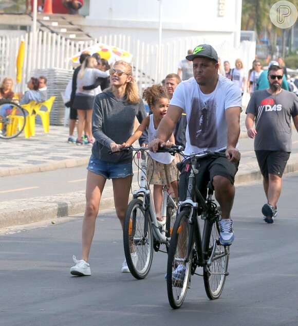 Farra na praia: Ronaldo levou as filhas Maria Sofia, de 7 anos, e Maria Alice, 6, para brincar na praia ao lado da namorada, Celina Locks, em 19 de junho de 2016