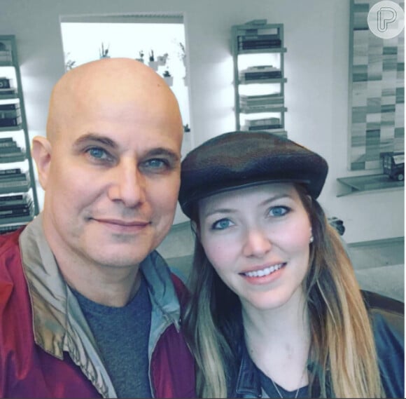 Com câncer, Edson Celulari ganha apoio da namorada, Karin Roepke em foto postada por ela nesta segunda-feira, dia 20 de junho de 2016