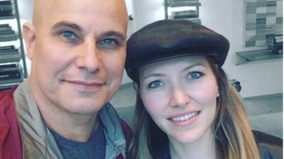 Com câncer, Edson Celulari ganha apoio da namorada, Karin Roepke: 'Otimismo'
