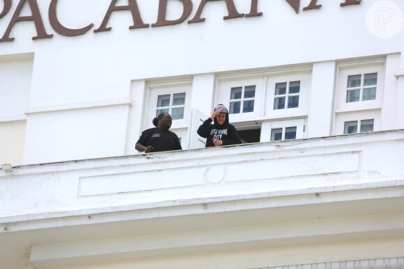 Justin Bieber acena para fãs na saca do Copacabana Palace