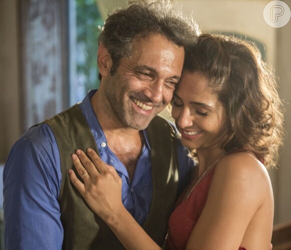 Santo (Domingos Montagner) está tendo um caso com Tereza (Camila Pitanga), que é casada com Carlos (Marcelo Serrado) na novela 'Velho Chico'