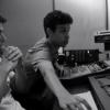 Jonatas Faro confere o resultado da gravação da múisica 'Impossible'
