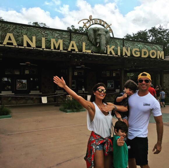 Juliana Paes postou uma foto na Disney com o marido, Carlos Eduardo Baptista, e os filhos, Pedro e Antônio, nesta terça-feira, dia 21 de junho de 2016