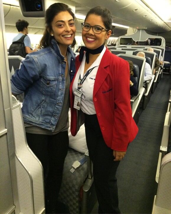 Juliana Paes posou com uma comissária de bordo a caminho de Orlando