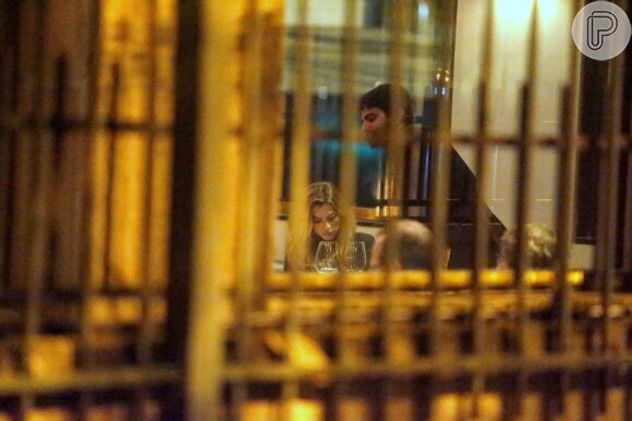 Grazi Massafera trocou beijos com um rapaz, em restaurante da Lagoa, Zona Sul do Rio de Janeiro, na madrugada desta quarta-feira, 22 de junho de 2016