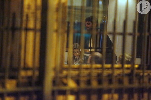 Grazi Massafera trocou beijos com um rapaz, em restaurante da Lagoa, Zona Sul do Rio de Janeiro, na madrugada desta quarta-feira, 22 de junho de 2016