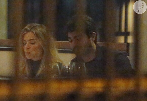 Grazi Massafera trocou beijos com um rapaz, em restaurante da Lagoa, Zona Sul do Rio de Janeiro, na madrugada desta quarta-feira, 22 de junho de 2016