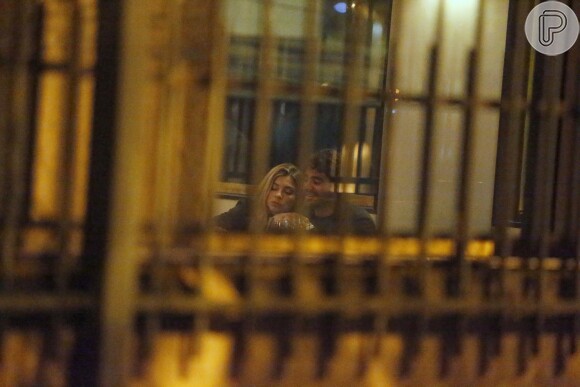 Grazi Massafera trocou beijos com um rapaz, em restaurante da Lagoa, Zona Sul do Rio de Janeiro, na madrugada desta quarta-feira, 22 de junho de 2016