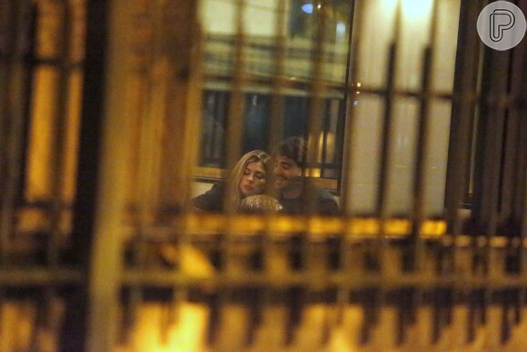 Grazi Massafera trocou beijos com um rapaz, em restaurante da Lagoa, Zona Sul do Rio de Janeiro, na madrugada desta quarta-feira, 22 de junho de 2016