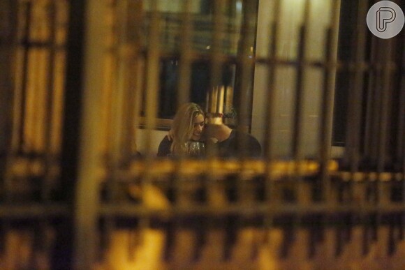 Grazi Massafera trocou beijos com um rapaz, em restaurante da Lagoa, Zona Sul do Rio de Janeiro, na madrugada desta quarta-feira, 22 de junho de 2016