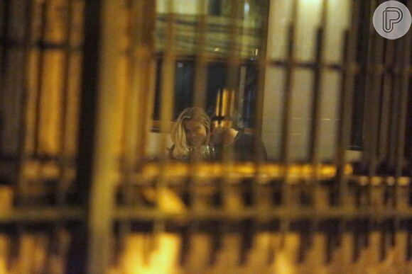 Grazi Massafera trocou beijos com um rapaz, em restaurante da Lagoa, Zona Sul do Rio de Janeiro, na madrugada desta quarta-feira, 22 de junho de 2016