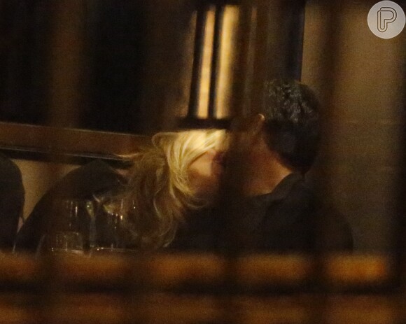 Grazi Massafera trocou beijos com um rapaz, em restaurante da Lagoa, Zona Sul do Rio de Janeiro, na madrugada desta quarta-feira, 22 de junho de 2016