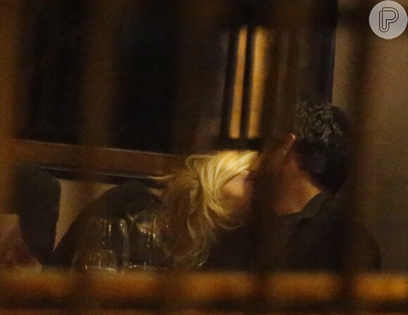 Grazi Massafera trocou beijos com um rapaz, em restaurante da Lagoa, Zona Sul do Rio de Janeiro, na madrugada desta quarta-feira, 22 de junho de 2016