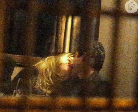 Grazi Massafera trocou beijos com um rapaz, em restaurante da Lagoa, Zona Sul do Rio de Janeiro, na madrugada desta quarta-feira, 22 de junho de 2016